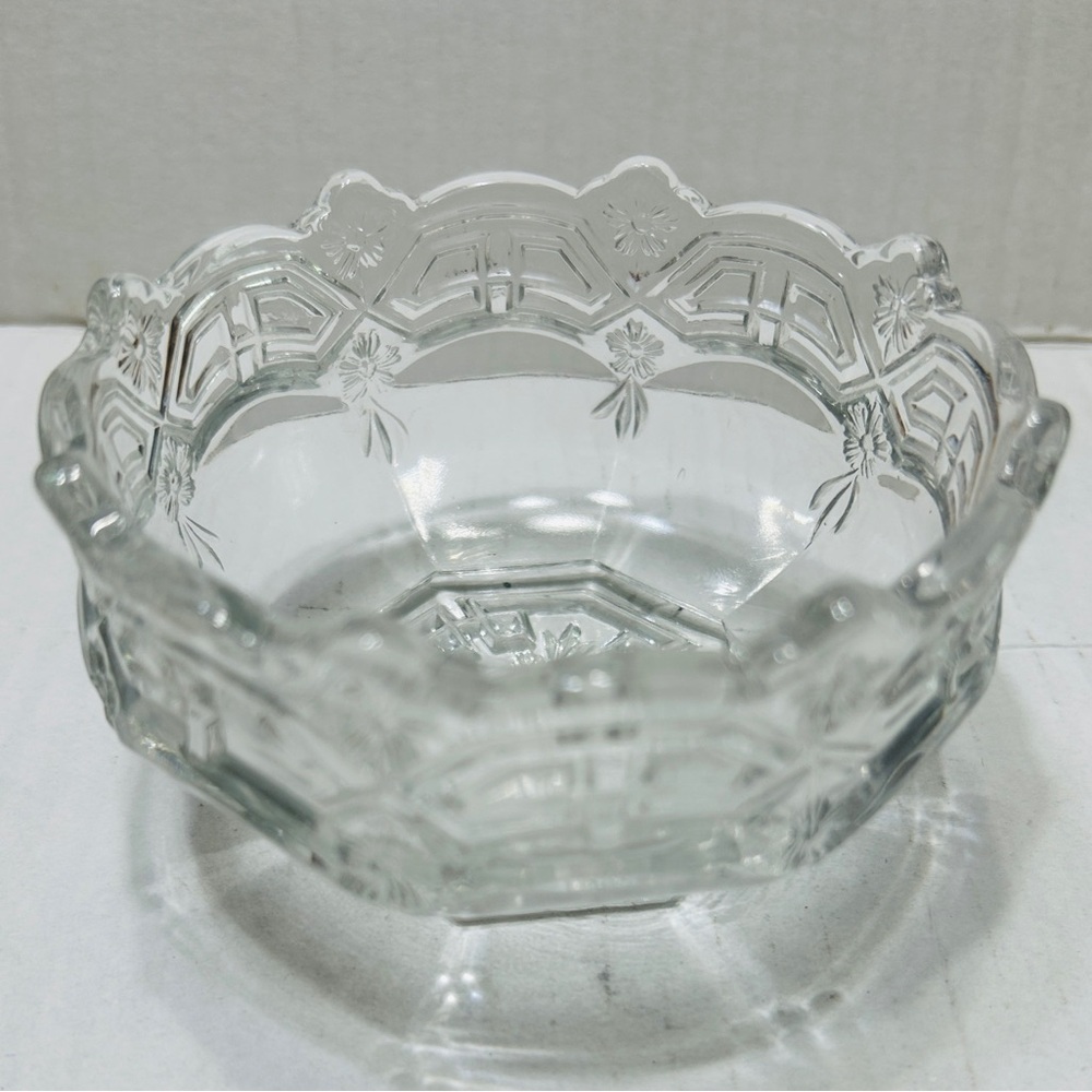 Vintage US glass company berry bowl, MINT condition. Glass is clear & bright.